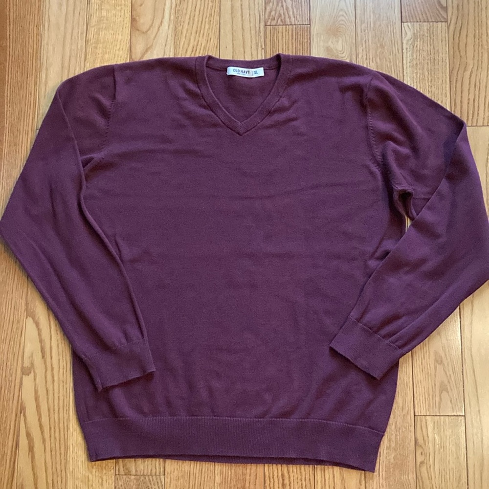Men’s Old Navy burgundy v-neck sweater